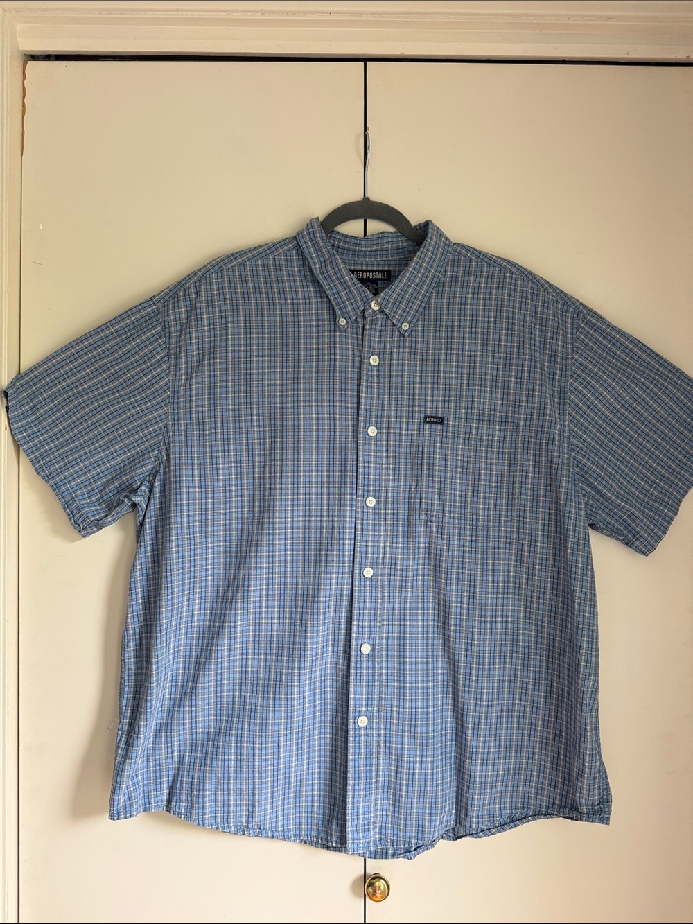 Aeropostale Men's Blue and White Plaid Short-Sleeve Button-Down Shirt